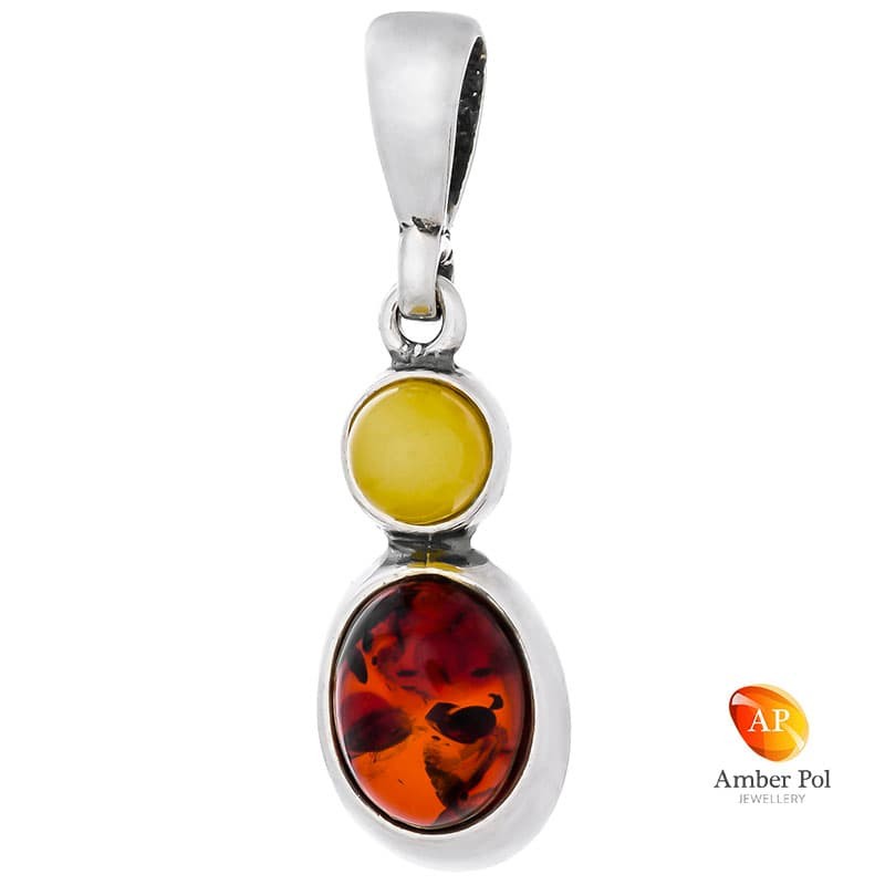 Piękny wisiorek ze srebra próby 925 z dwoma bursztynami w kolorze koniakowym i białym. Wisior ma lekko wydłużony kształt.