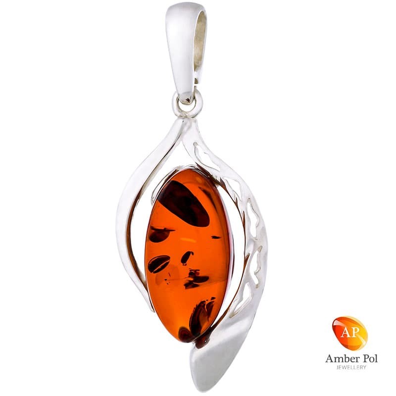 Piękny wisiorek srebrny 925 z bocznym ażurowym zdobieniem i bursztynem w kolorze koniaku o wydłużonym kształcie.