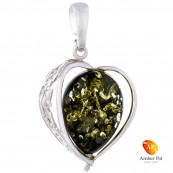Piękny wisiorek srebrny 925 w kształcie serca z bocznym ażurowym zdobieniem i bursztynem w kolorze zieleni.