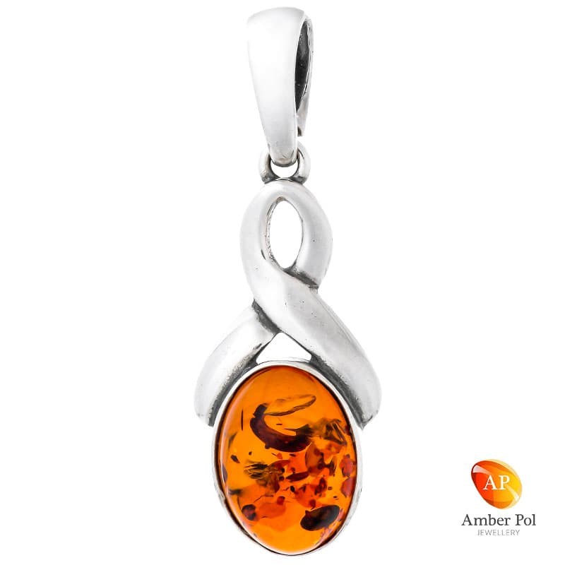 Wisiorek ze srebra próby 925 z owalnym koniakowym bursztynem.