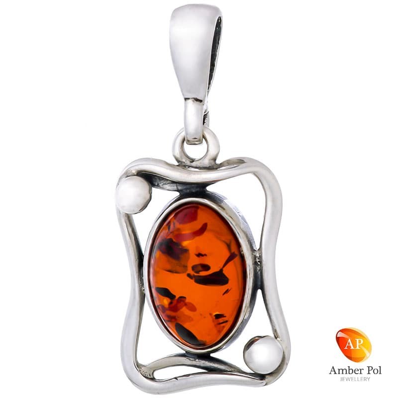 Piękny wisiorek srebrny 925 z owalnym bursztynem w kolorze koniakowym wypełniającym nieregularną ramkę ozdobiona kuleczkami.