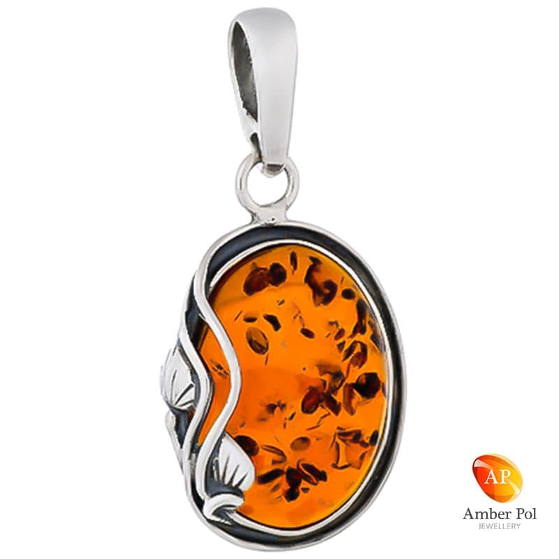 Piękny wisiorek srebrny 925 z owalnym bursztynem w kolorze koniakowym zdobiony delikatnymi plecionkami i listkami.