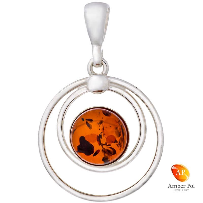 Piękny wisiorek srebrny 925 z okrągłym bursztynem w kolorze koniakowym umieszczonym w dwóch delikatnie połączonych kółeczkach.