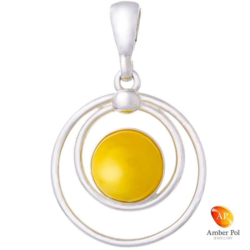 Piękny wisiorek srebrny 925 z okrągłym bursztynem w kolorze biały umieszczonym w dwóch delikatnie połączonych kółeczkach.