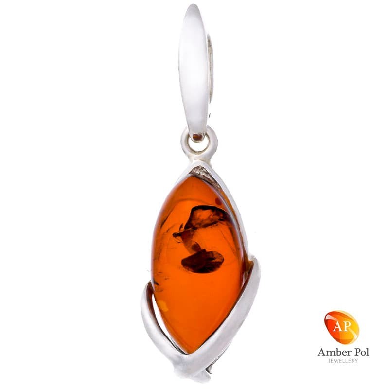 Piękny wisiorek w lekko wydłużonym kształcie ze srebra próby 925 z bursztynem w kolorze koniakowym.