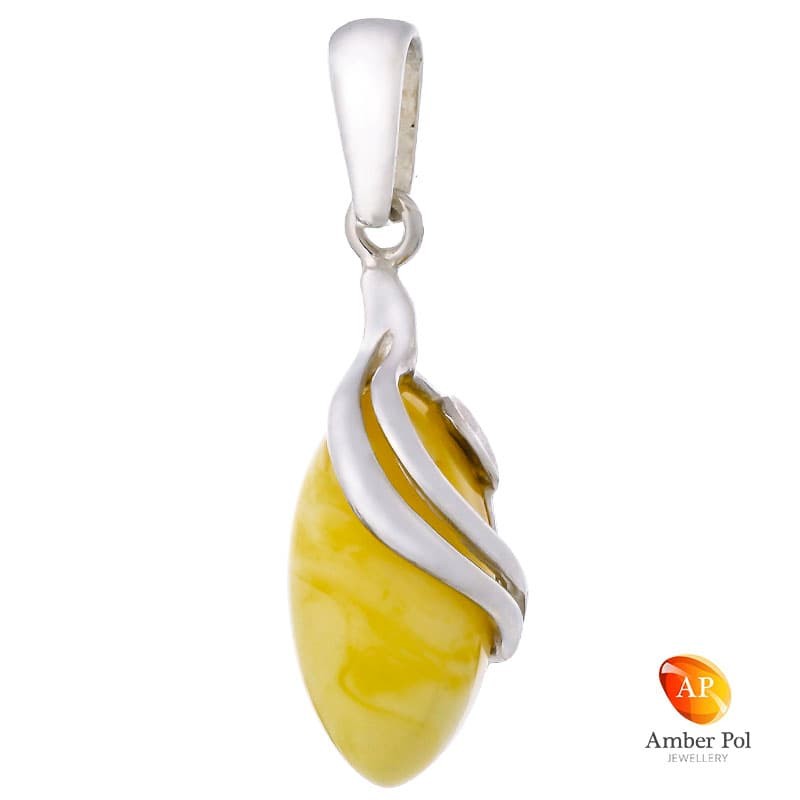 Piękny wisiorek ze srebra próby 925 z bursztynem w białym kolorze. Wisiorek ma wydłużony kształt i lekkie boczne zdobienie.