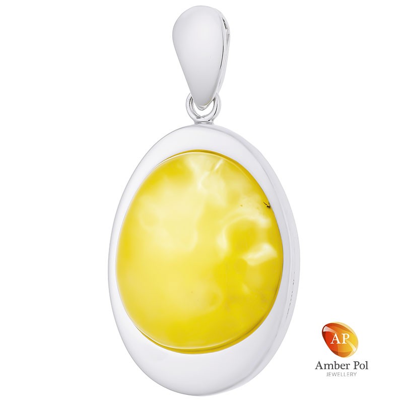 Unikatowy wisior ze srebra 925 z pięknym bursztynem w mlecznym kolorze, całkowicie oprawionym ręcznie w eleganckim stylu.