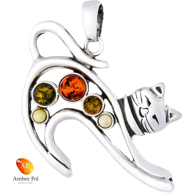 Piękny wisiorek ze srebra 925 w kształcie kotka z wypiętym grzbietem udekorowany pięcioma bursztynami w kolorze mix.