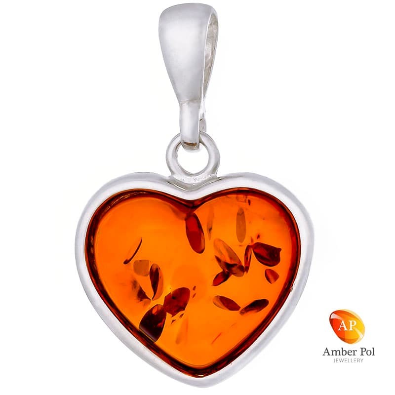 Piękny wisiorek ze srebra 925 o kształcie serduszka z koniakowym bursztynem pięknie doszlifowanym do kształtu.