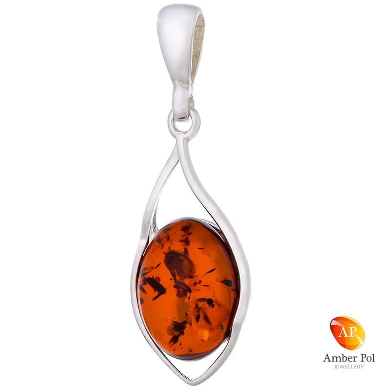 Piękny wisiorek ze srebra próby 925 w lekko wydłużonej formie z owalnym bursztynem w koniakowym kolorze.