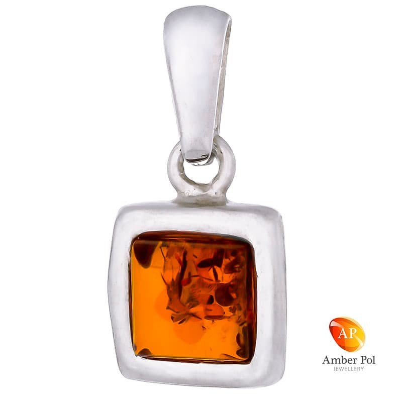Piękny wisiorek ze srebra próby 925 z kwadratowym  bursztynem w koniakowym kolorze.