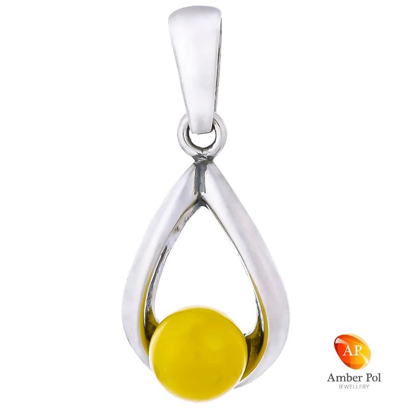 Piękny wisiorek ze srebra próby 925 z bursztynową kulką w mlecznym kolorze.