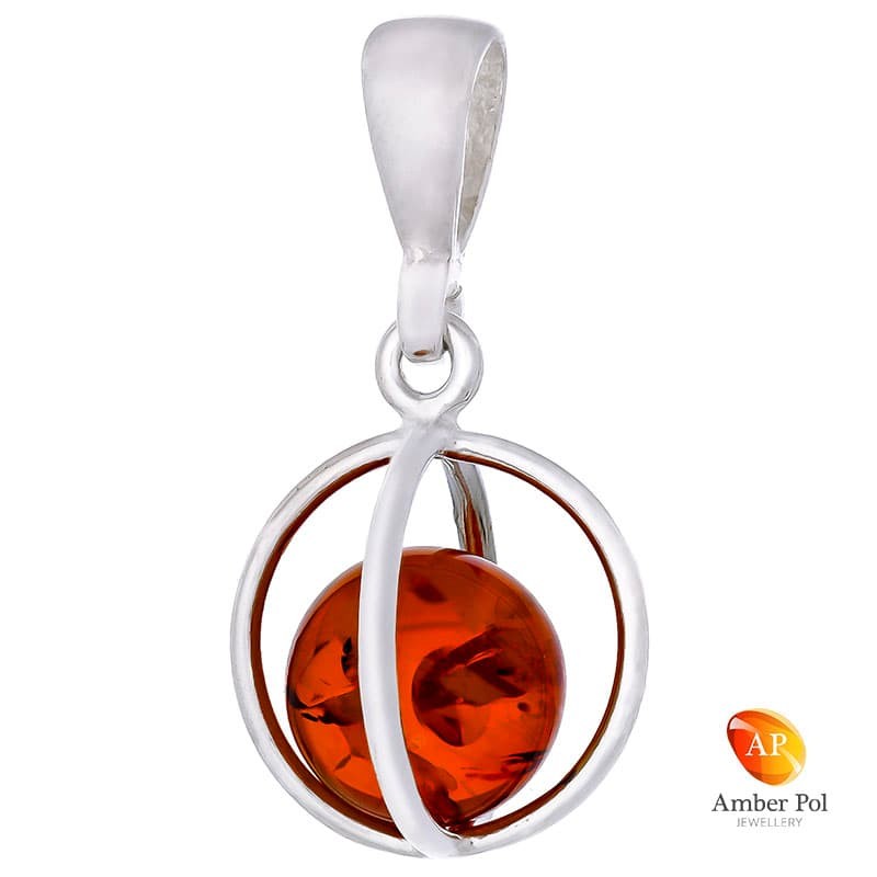 Piękny wisiorek ze srebra próby 925 z bursztynową kulką  w koniakowym kolorze umieszczonej w okrąglej konstrukcji.