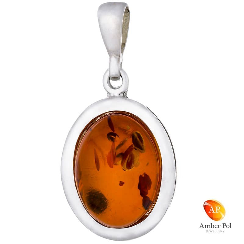 Piękny wisiorek ze srebra próby 925 z bursztynem w koniakowym kolorze o kształcie owalu.