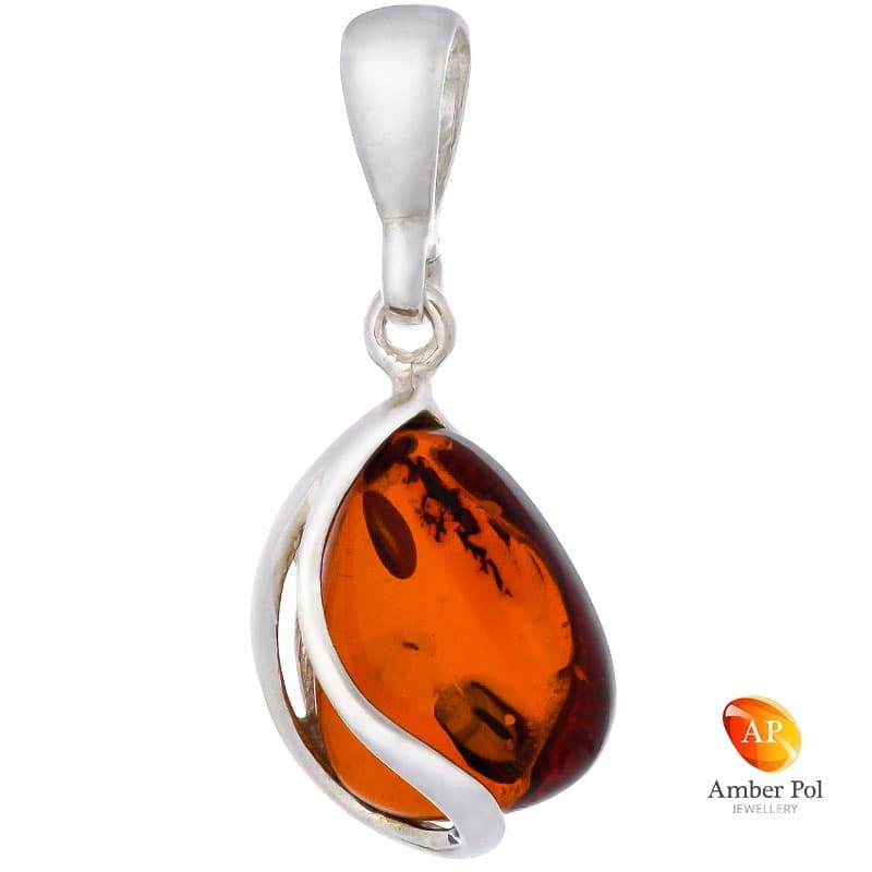 Piękny wisiorek ze srebra próby 925 z bursztynem w koniakowym kolorze o kształcie łezki z bocznymi zdobieniami.