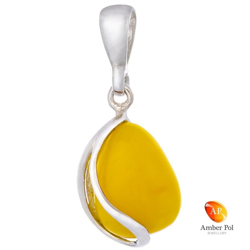 Piękny wisiorek ze srebra próby 925 z bursztynem w mlecznym kolorze o kształcie łezki z bocznymi zdobieniami.