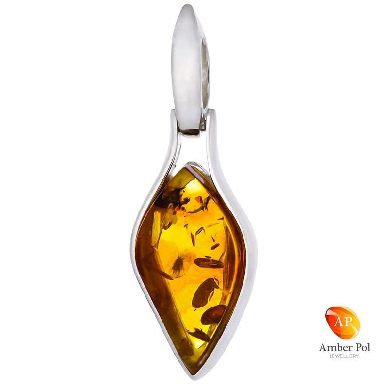 Piękny wisiorek ze srebra próby 925 z bursztynem w koniakowym kolorze o wydłużonym nietypowym  kształcie.