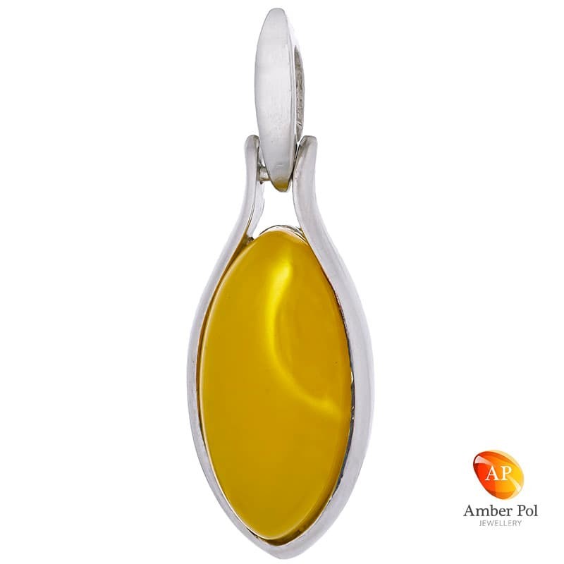 Piękny wisiorek ze srebra próby 925 z bursztynem w białym kolorze o wydłużonym kształcie.