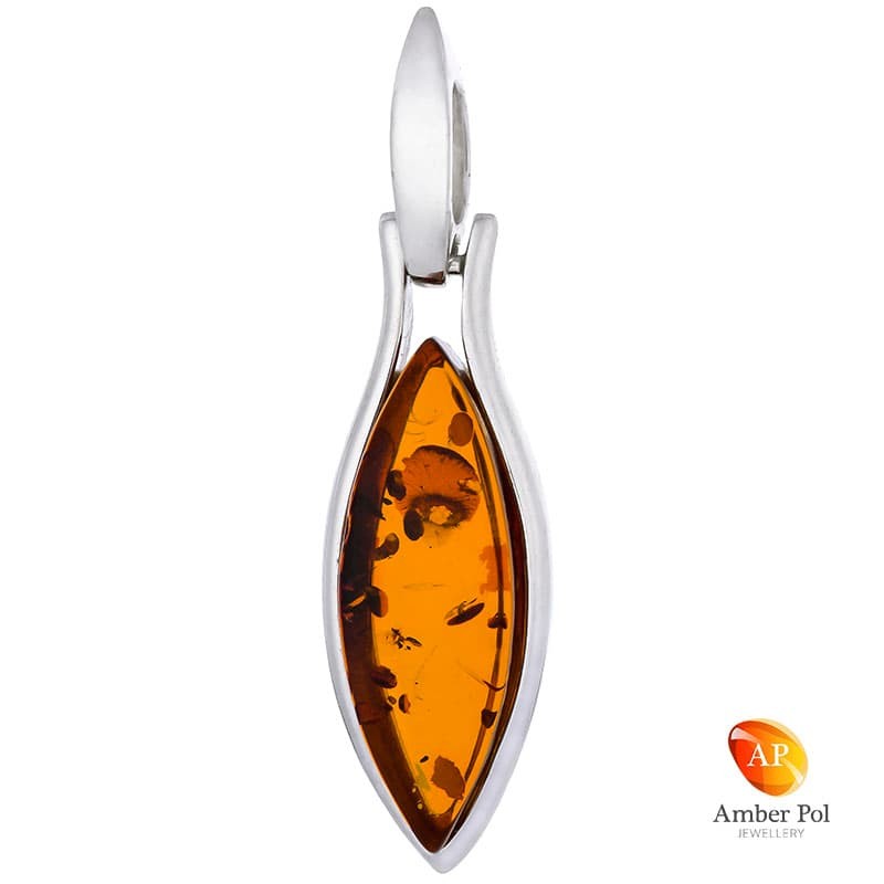 Piękny wisiorek ze srebra próby 925 z bursztynem w koniakowym kolorze o wydłużonym kształcie.