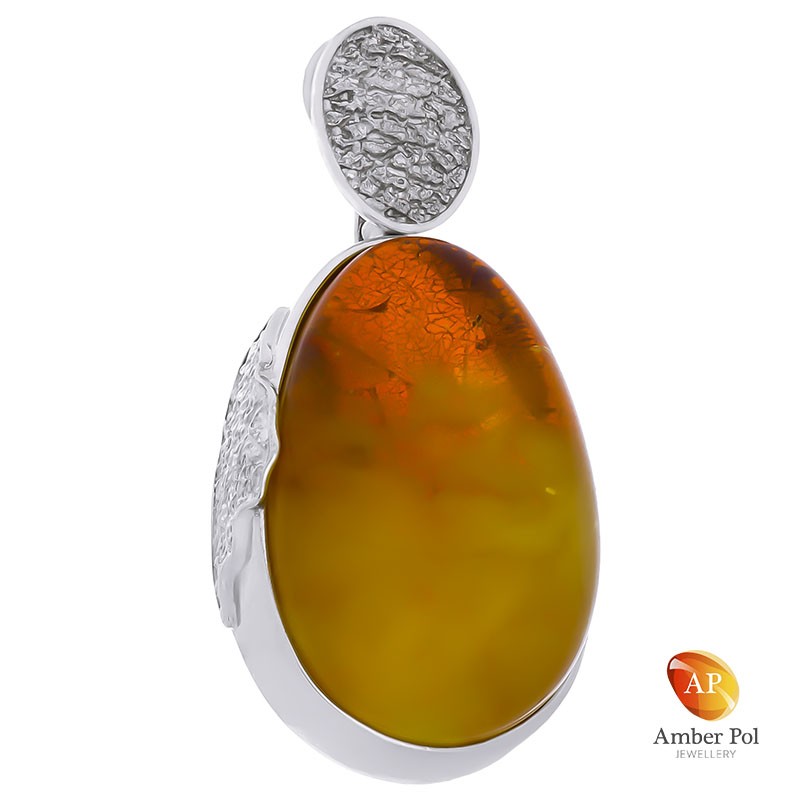 Unikatowy wisior ze srebra 925 z naturalnym bursztynem w mleczno-koniakowym. kolorze ze zdobieniem o ciekawej fakturze.