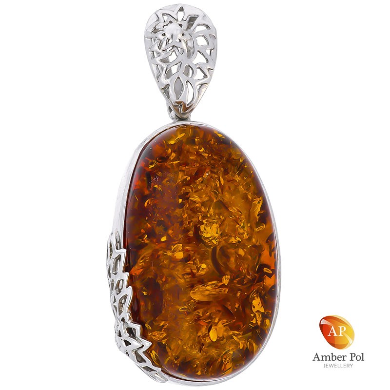 Wisior srebrny 925 z pięknym  koniakowym bursztynem wkomponowanym w stylową oprawę z delikatnymi zdobieniami.