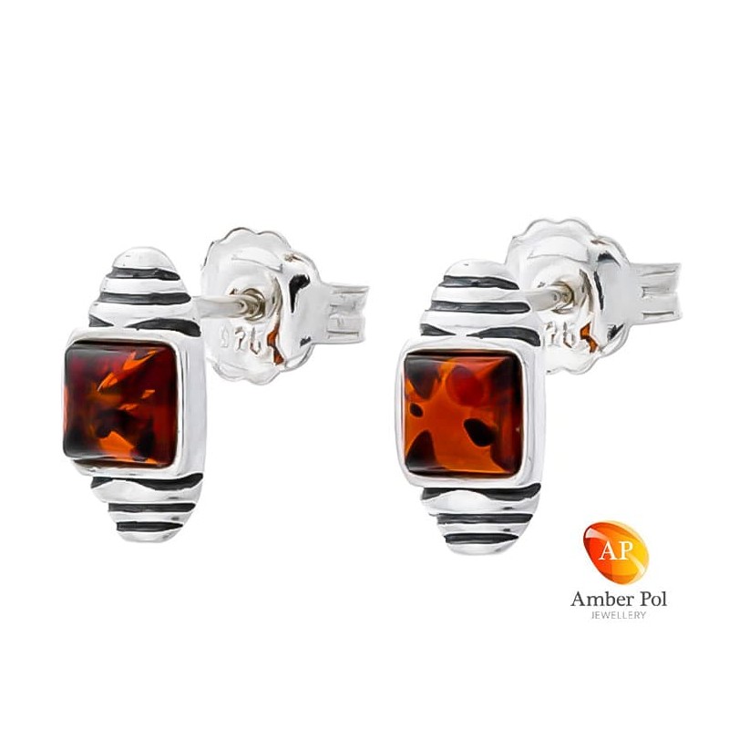 Kolczyki na sztyft ze srebra 925 z kwadratowym bursztynem w koniakowym kolorze.