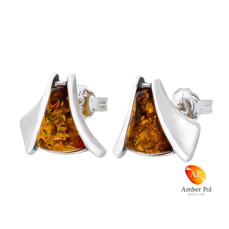 Kolczyki na sztyft ze srebra próby 925 z pięknym nietypowo wyszlifowanym bursztynem w kształcie trójkąta