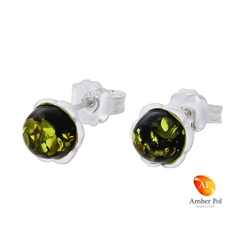 Piękne srebrne 925 kolczyki na sztyft o kształcie kwiatka z płatkami i bursztynowym zielonym oczkiem pośrodku.