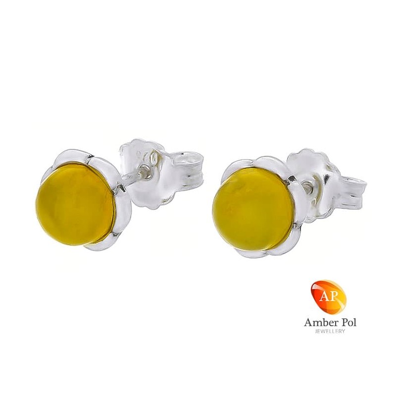 Piękne srebrne 925 kolczyki na sztyft o kształcie kwiatka z płatkami i bursztynowym białym oczkiem pośrodku.