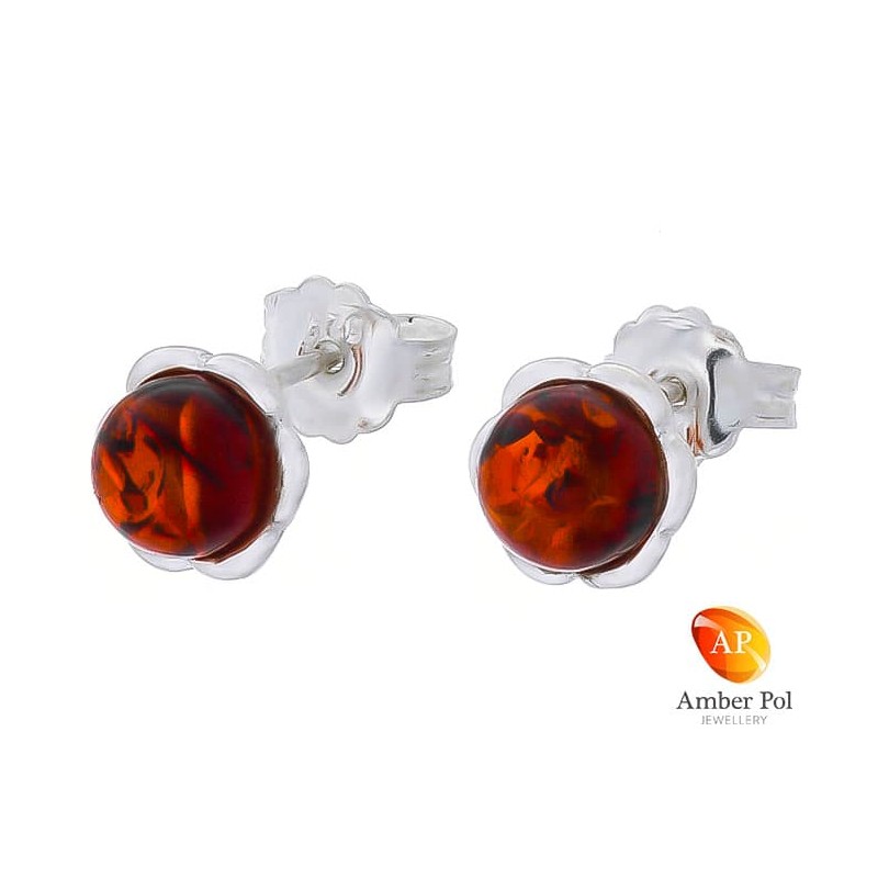 Piękne srebrne 925 kolczyki na sztyft o kształcie kwiatka z płatkami i bursztynowym koniakowym oczkiem pośrodku.