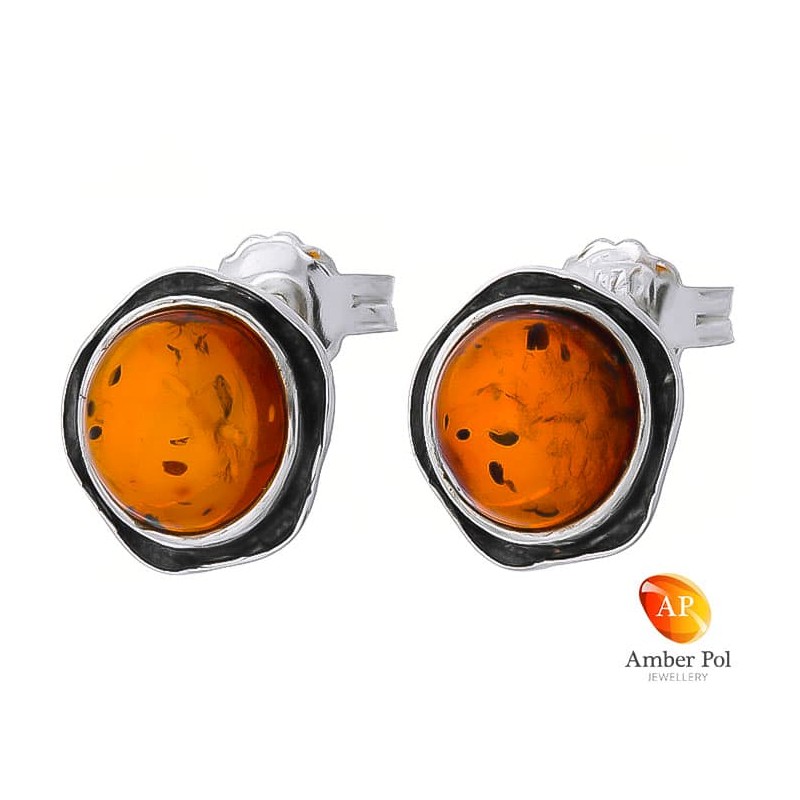 Piękne srebrne 925 kolczyki na sztyft o kształcie kwiatka z płatkami i bursztynowym koniakowym oczkiem pośrodku.