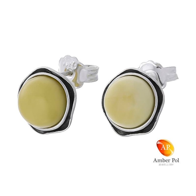 Piękne srebrne 925 kolczyki na sztyft o kształcie kwiatka z płatkami i bursztynowym białym oczkiem pośrodku.