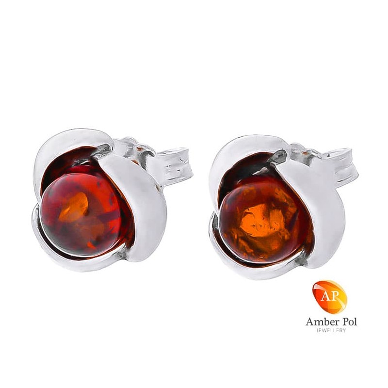 Piękne srebrne 925 kolczyki na sztyft o kształcie kwiatka z płatkami i bursztynową koniakową kulką pośrodku.