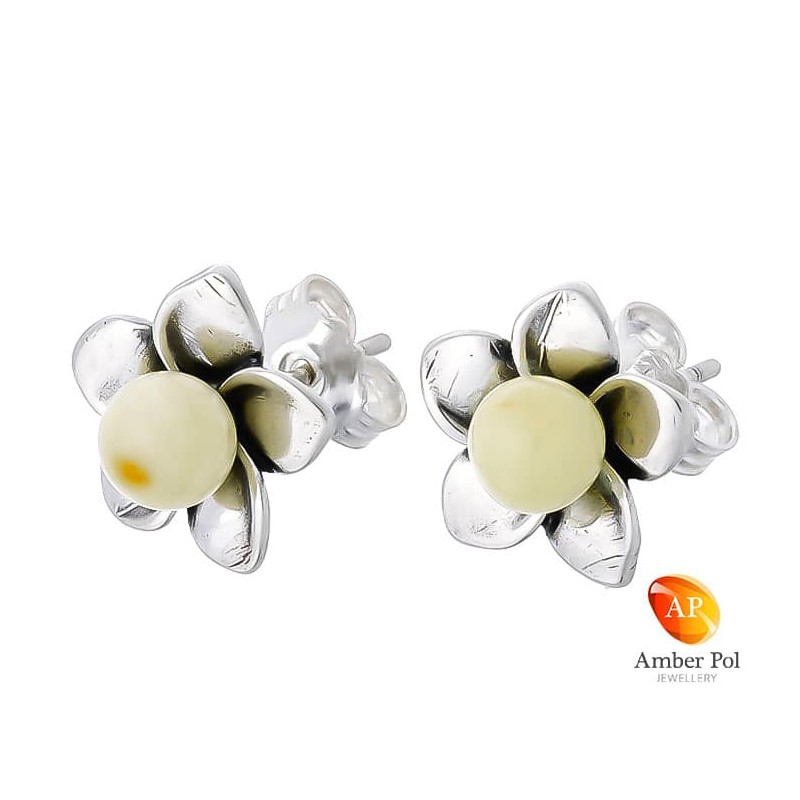 Piękne srebrne 925 kolczyki na sztyft o kształcie kwiatka z płatkami i bursztynową białą kulką pośrodku.