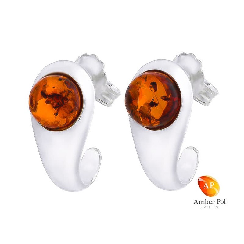Piękne srebrne 925 kolczyki o wydłużonym kształcie na sztyft z koniakowym okrągłym oczkiem bursztynowym.