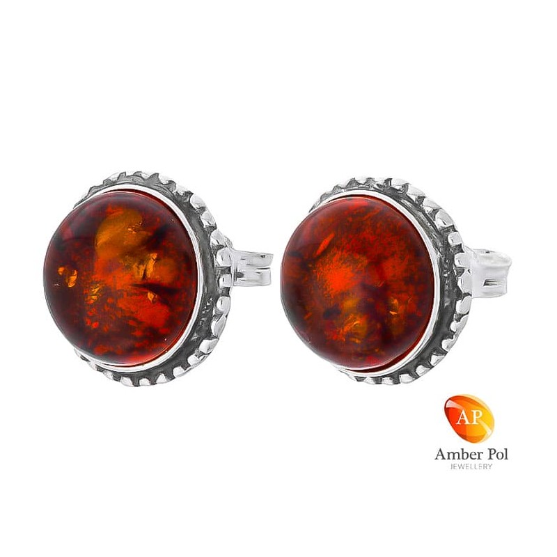 Piękne srebrne 925 okrągłe  kolczyki na sztyft z koniakowym bursztynowym oczkiem, ozdobione delikatną plecionką.