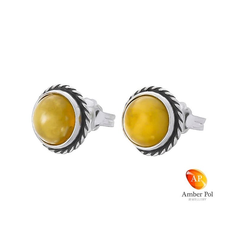 Piękne srebrne 925 okrągłe  kolczyki na sztyft z białym bursztynowym oczkiem, ozdobione delikatną plecionką.