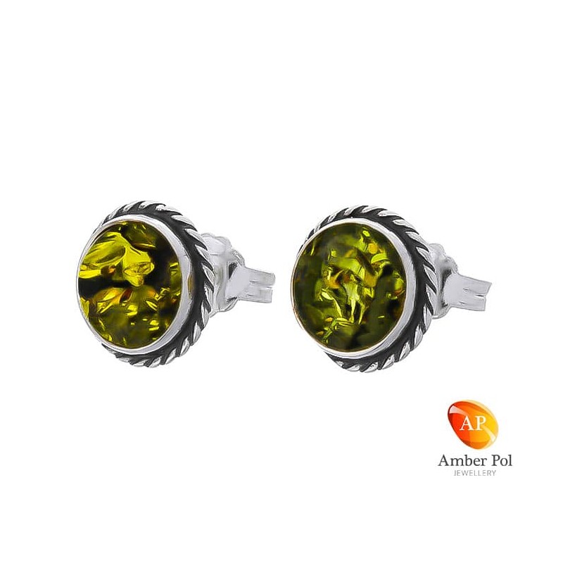 Piękne srebrne 925 okrągłe  kolczyki na sztyft z zielonym bursztynowym oczkiem, ozdobione delikatną plecionką.