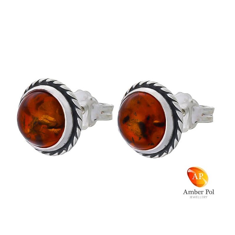 Piękne srebrne 925 okrągłe  kolczyki na sztyft z koniakowym bursztynowym oczkiem, ozdobione delikatną plecionką.
