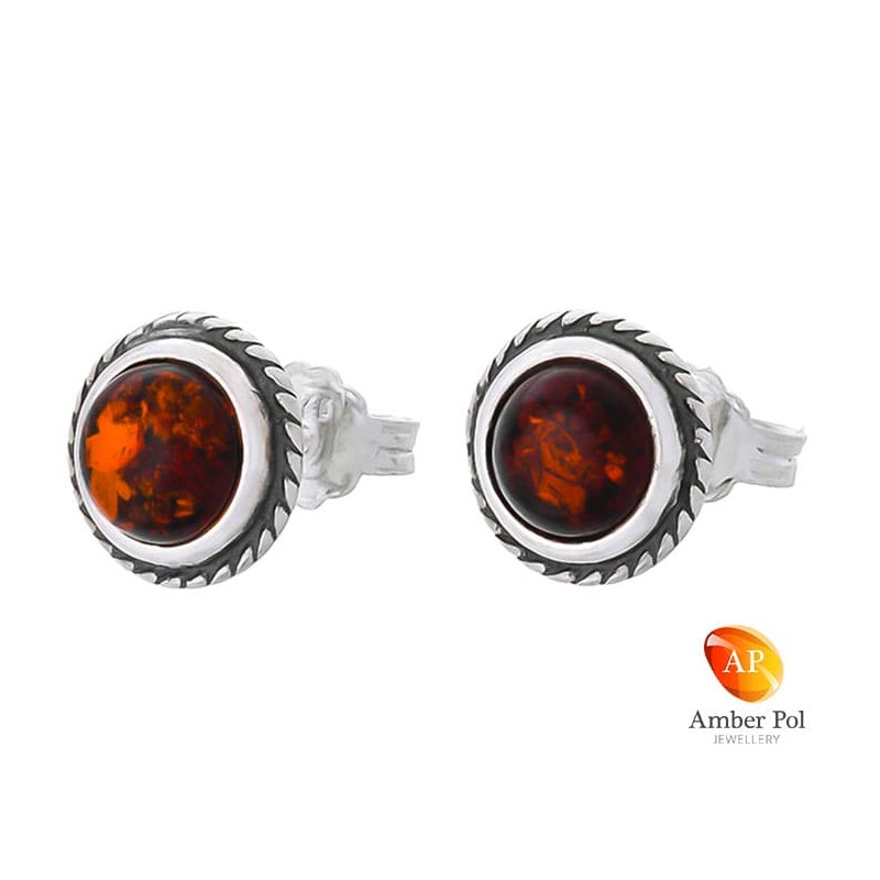 Piękne srebrne 925 okrągłe  kolczyki na sztyft z koniakowym bursztynowym oczkiem, ozdobione delikatną plecionką.