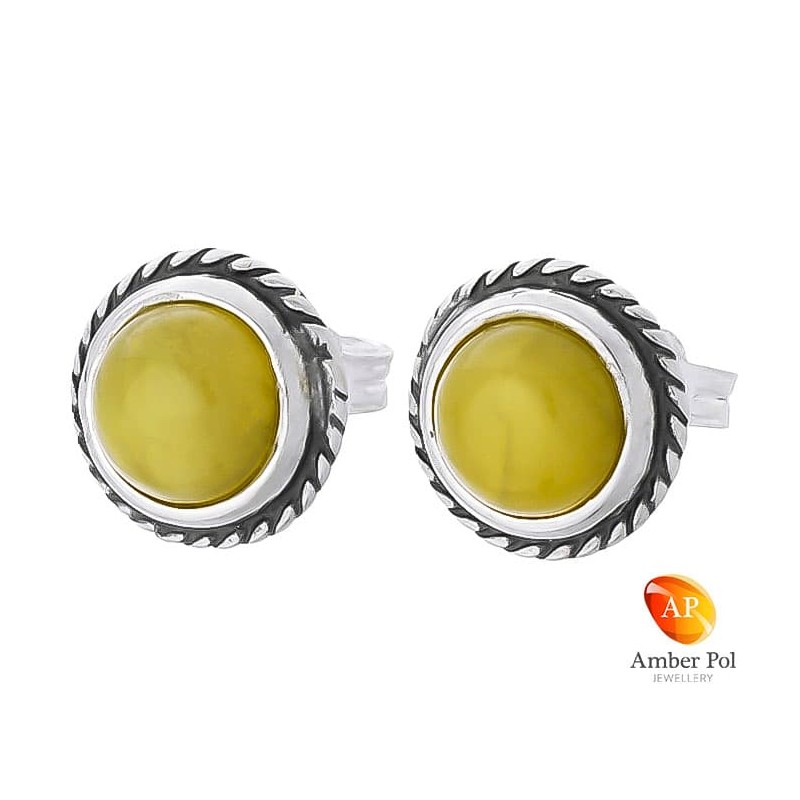 Piękne srebrne 925 okrągłe  kolczyki na sztyft z białym bursztynowym oczkiem, ozdobione delikatną plecionką.