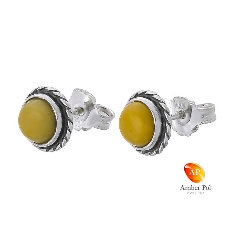 Piękne srebrne 925 okrągłe  kolczyki na sztyft z białym bursztynowym oczkiem, ozdobione delikatną plecionką.