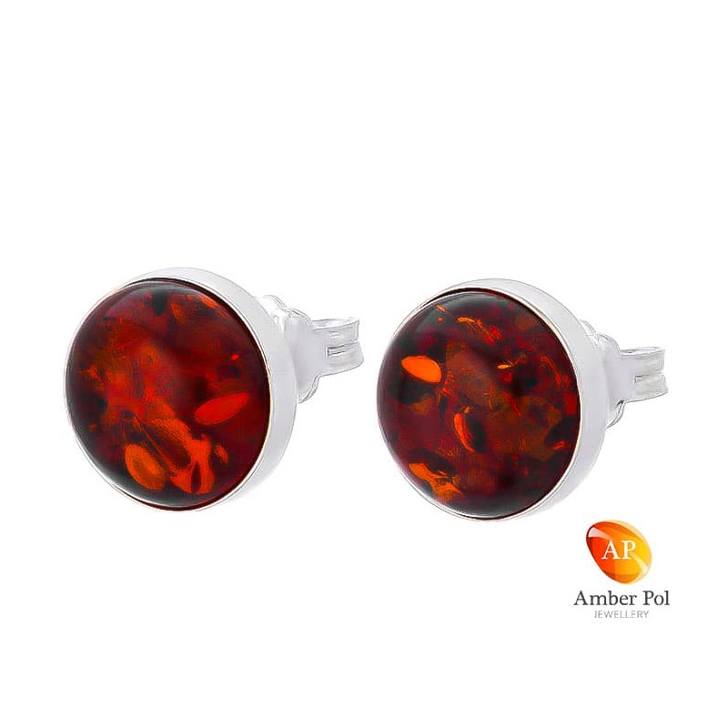 Piękne kolczyki ze srebra próby 925 na sztyft ręcznie zakute  z okrągłym bursztynem w koniakowym kolorze.