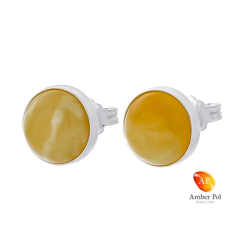 Piękne kolczyki ze srebra próby 925 na sztyft, ręcznie zakute  z okrągłym bursztynem w białym kolorze.