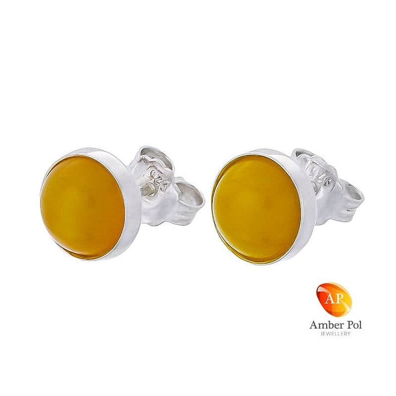 Piękne kolczyki ze srebra próby 925 na sztyft, ręcznie zakute  z okrągłym bursztynem w białym kolorze.