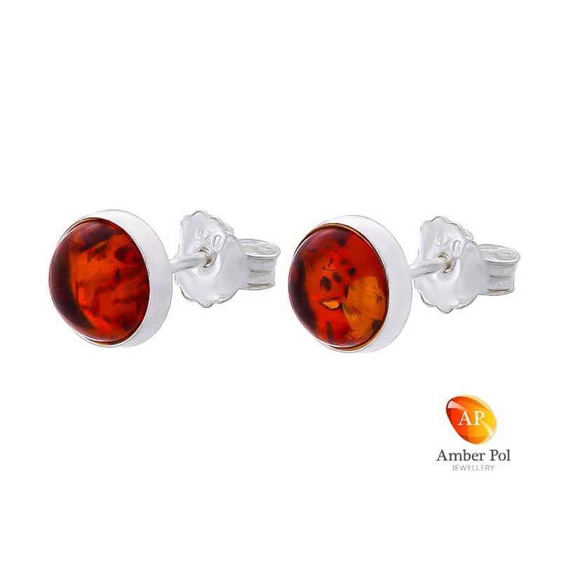Piękne kolczyki ze srebra próby 925 na sztyft, ręcznie zakute  z okrągłym bursztynem w koniakowym kolorze.