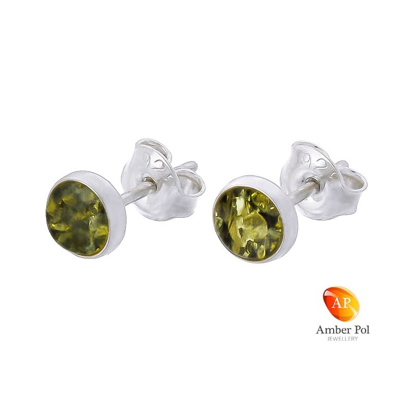 Piękne kolczyki ze srebra próby 925 na sztyft, ręcznie zakute  z okrągłym bursztynem w zielonym kolorze.