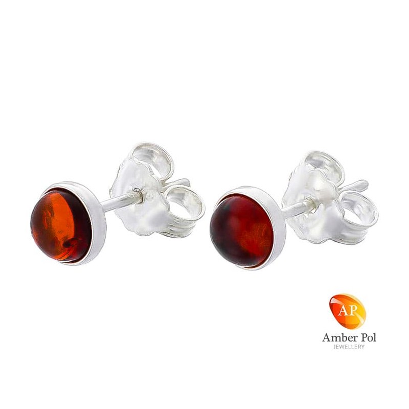 Piękne kolczyki ze srebra próby 925 na sztyft, ręcznie zakute  z okrągłym bursztynem w koniakowym kolorze.