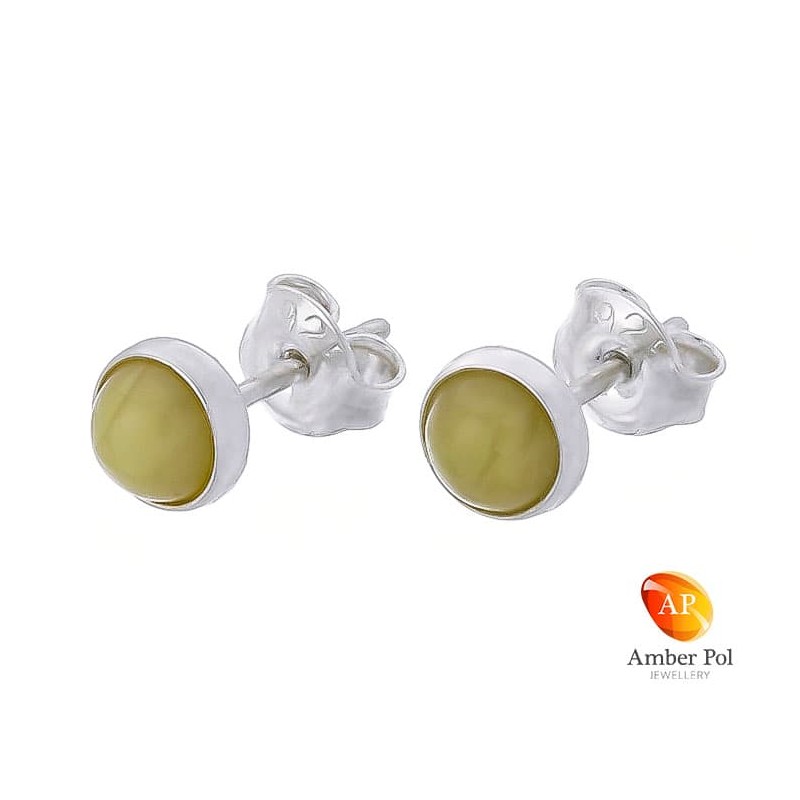 Piękne kolczyki ze srebra próby 925 na sztyft, ręcznie zakute  z okrągłym bursztynem w białym kolorze.