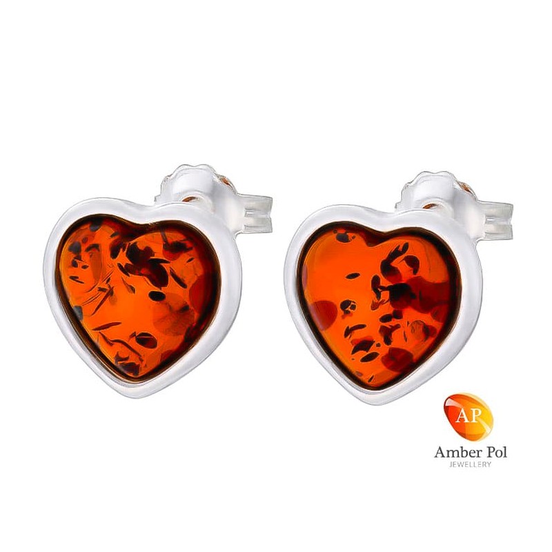 Piękne kolczyki ze srebra próby 925 na sztyft z bursztynem w kolorze koniakowym wyszlifowanym na kształt serduszka.